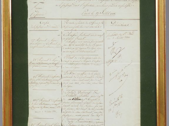 Cadre vitré recto/verso contenant sur papier, écrit à la plume à l’enc