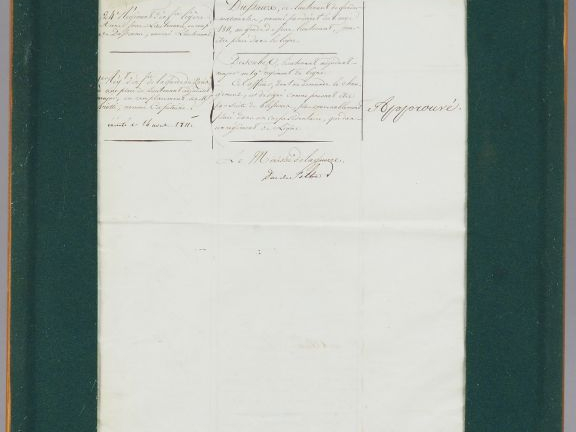 Cadre vitré recto/verso contenant sur papier, écrit à la plume à l’enc