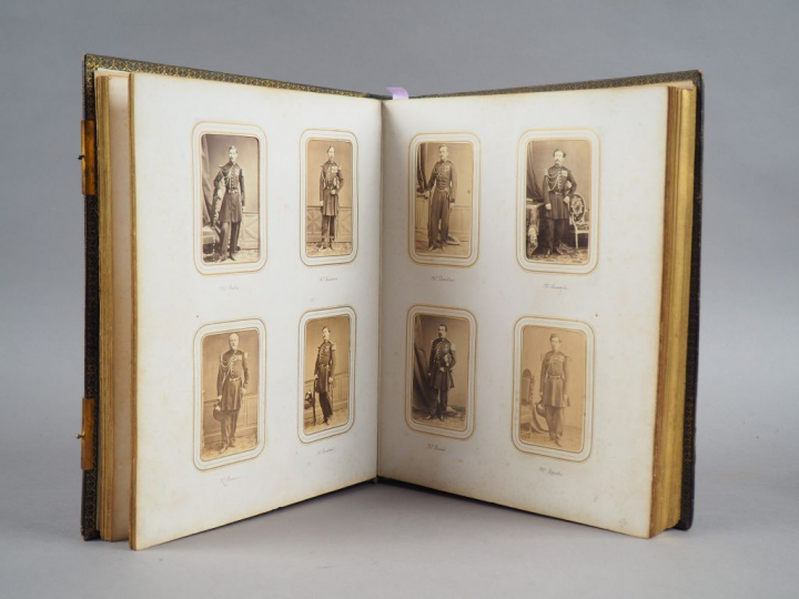 Grand album avec titre doré sur la couverture « Garde impériale 3ème V