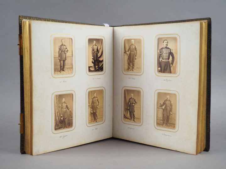 Grand album avec titre doré sur la couverture « Garde impériale 3ème V