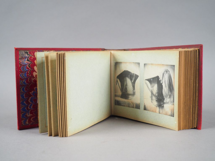 Superbe recueil richement relié, formant album de photographies sur ca