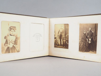 Vente aux enchères Intéressant album contenant 30 photographies présentant les familles i