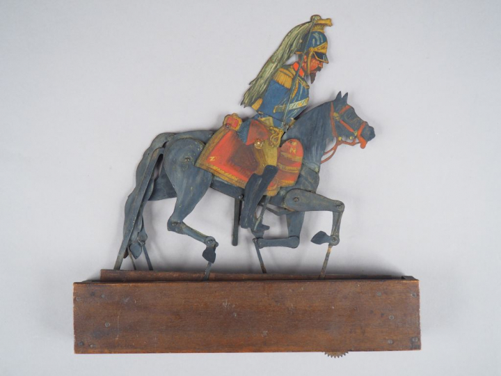 Figurine articulée en tôle peinte, socle en bois, figurant un cent-gar