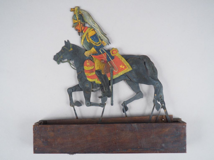 Figurine articulée en tôle peinte, socle en bois, figurant un cent-gar