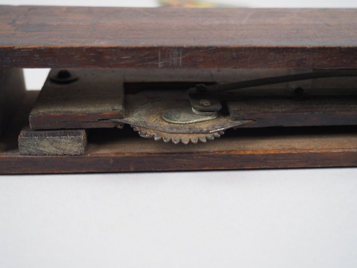 Figurine articulée en tôle peinte, socle en bois, figurant un cent-gar