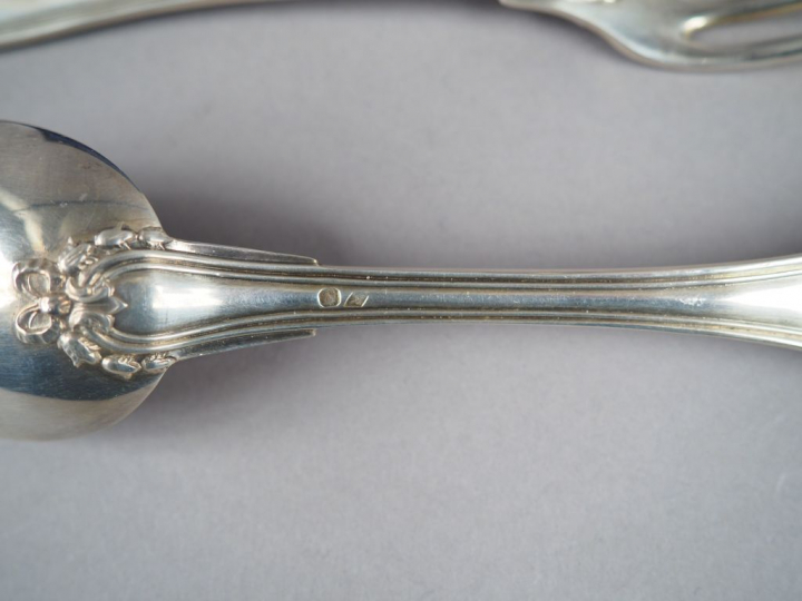 Couvert en argent, poinçon Minerve, modèle à cartouche monogrammé. Cad