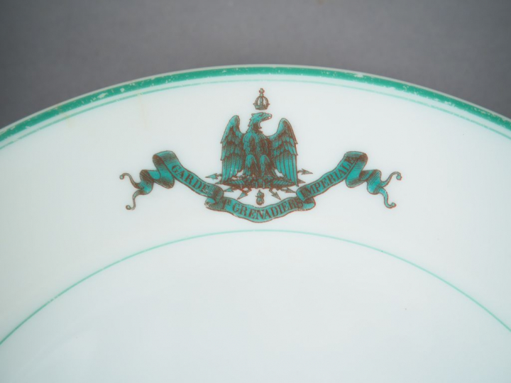 Suite de cinq assiettes (4 assiettes plates et 1 assiette à soupe) en 