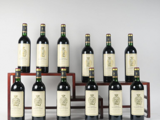 Vente aux enchères 12 BOUTEILLES CHÂTEAU GRUAUD LAROSE GCC ST JULIEN - 1985 - CBO - BG