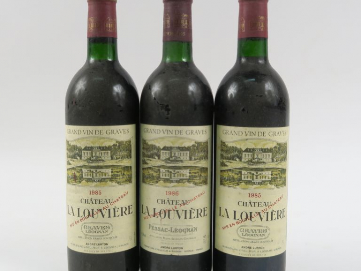 3 BOUTEILLES CHÂTEAU LA LOUVIÈRE GRAVES : 2 de 1985 BG - 1 de 1986 BG