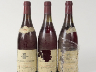 Vente aux enchères 3 BOUTEILLES LATRICIÈRES CHAMBERTIN GC LOUIS TRAPET - 1979 - 1 à 2 CM/