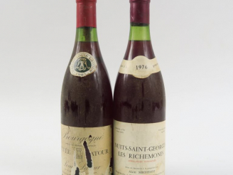 Vente aux enchères 2 BOUTEILLES : 1 NUITS ST GEORGES 'LES RICHEMONES' MICHELOT 1976 2.5 C