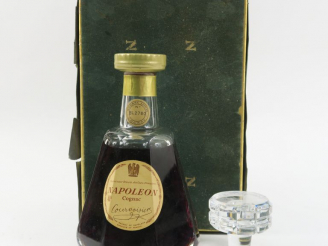 Vente aux enchères 1 BOUTEILLE COGNAC NAPOLÉON COURVOISIER - COFFRET/FLACON EN CRISTAL DE