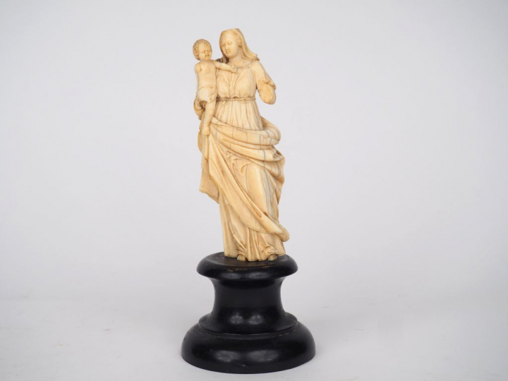 Sujet XVIIème en ivoire sculpté « Vierge à l’Enfant ». H. 13,5 cm  (ac