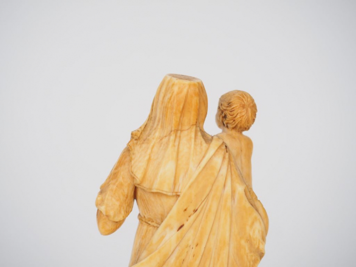 Sujet XVIIème en ivoire sculpté « Vierge à l’Enfant ». H. 13,5 cm  (ac