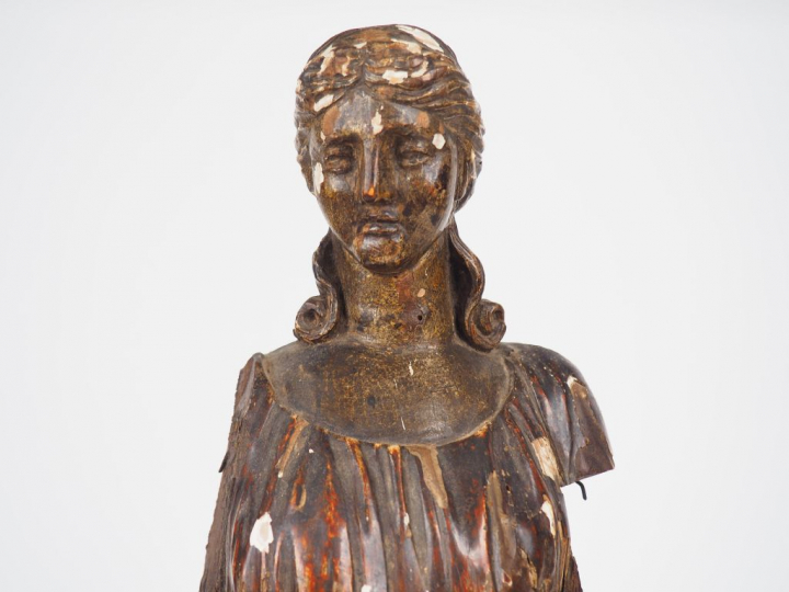 Sculpture XVIIème en bois sculpté et polychrome.  « Jeune femme à l'an