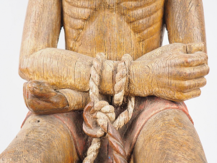 Christ aux liens en chêne sculpté avec traces de polychromie, dos creu