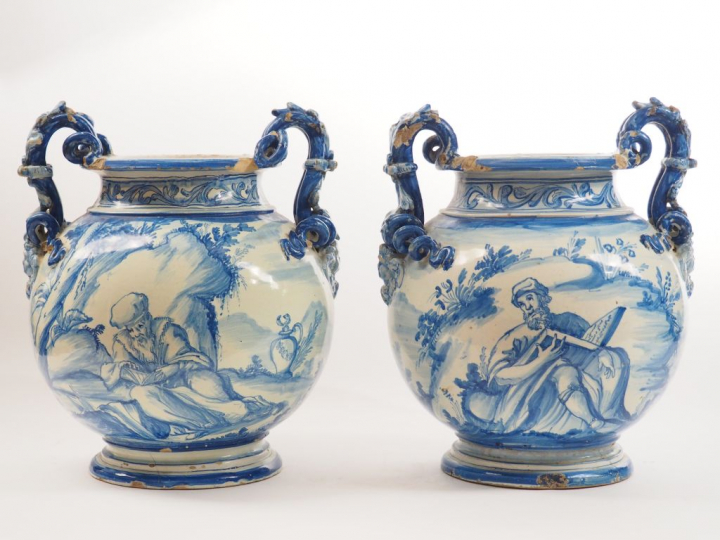 Paire de vases à anses en faïence à décor en camaïeu bleu d’ermite lis