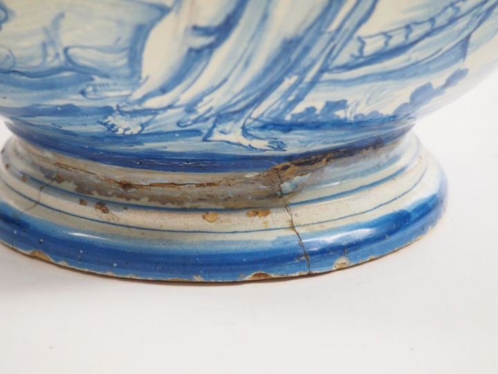 Paire de vases à anses en faïence à décor en camaïeu bleu d’ermite lis