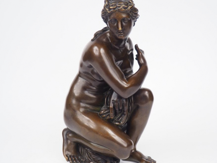 Sculpture XIXème en bronze à patine brune. « Baigneuse » H. 37 cm