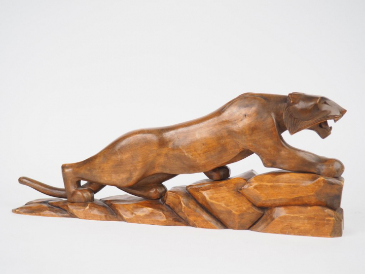 SCARPA  « Le tigre » Sujet en bois sculpté et teinté Dim. 23 x 59,5 cm