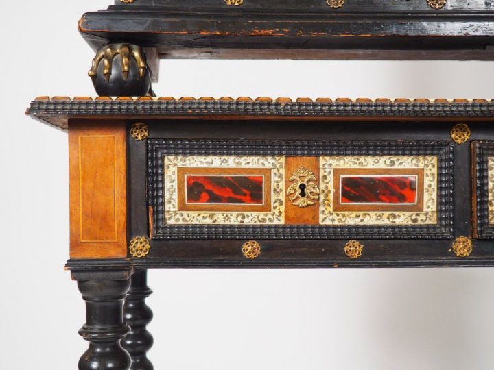 	Cabinet flamand XVIIème en marqueterie d’ivoire, d’écaille de tortue,