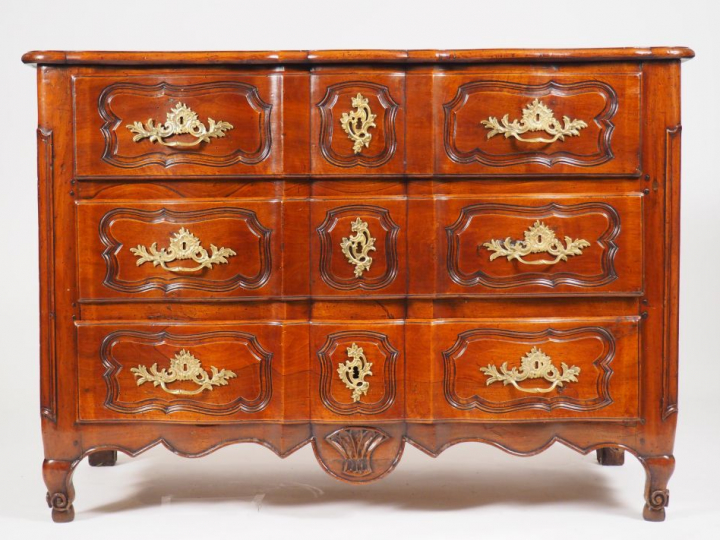 	Commode Régence en noyer mouluré et sculpté, façade à arbalète, ouvra