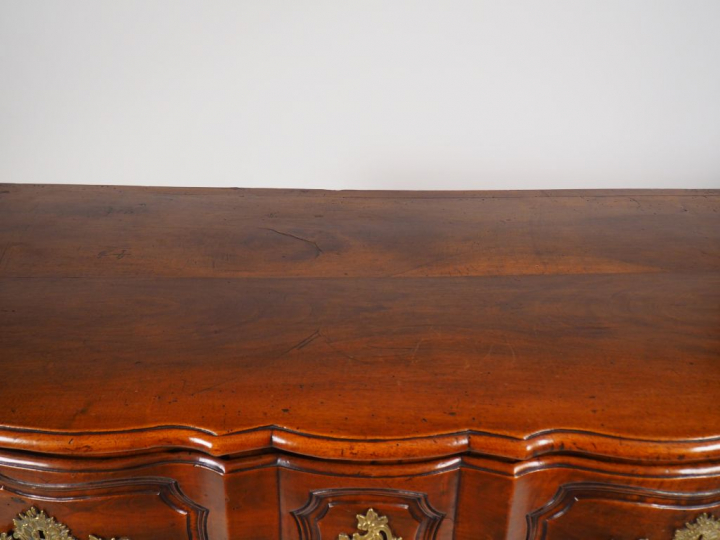 	Commode Régence en noyer mouluré et sculpté, façade à arbalète, ouvra