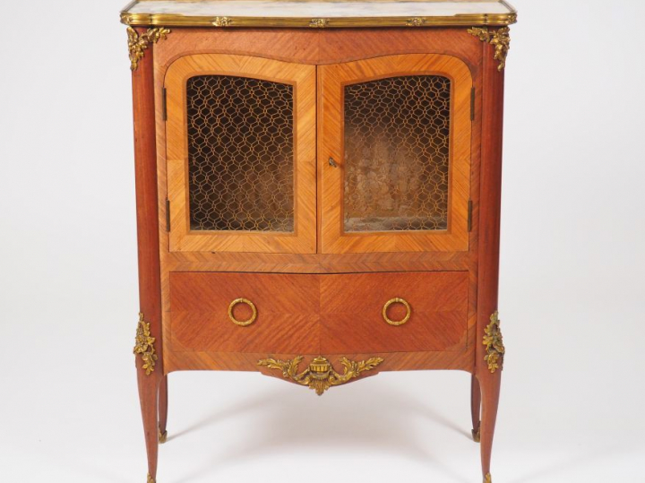 	Meuble vitrine de style Transition Louis XV - Louis XVI en marqueteri