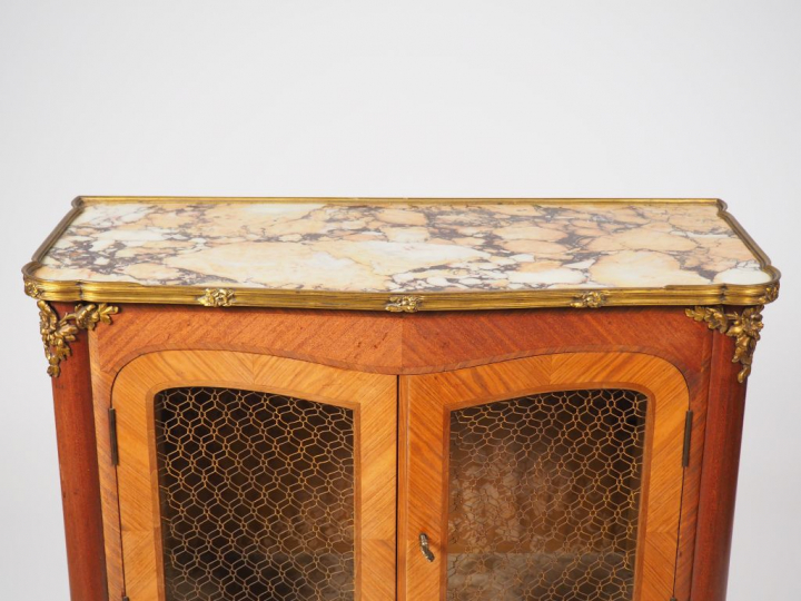 	Meuble vitrine de style Transition Louis XV - Louis XVI en marqueteri