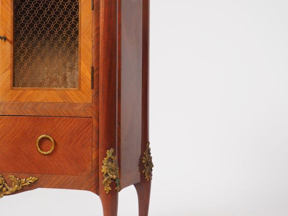 	Meuble vitrine de style Transition Louis XV - Louis XVI en marqueteri