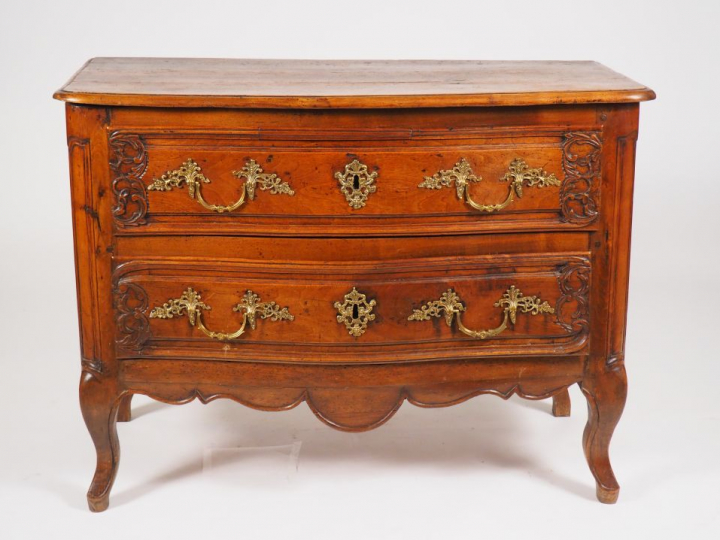 Commode Régence en noyer mouluré et sculpté, ouvrant à deux tiroirs, c