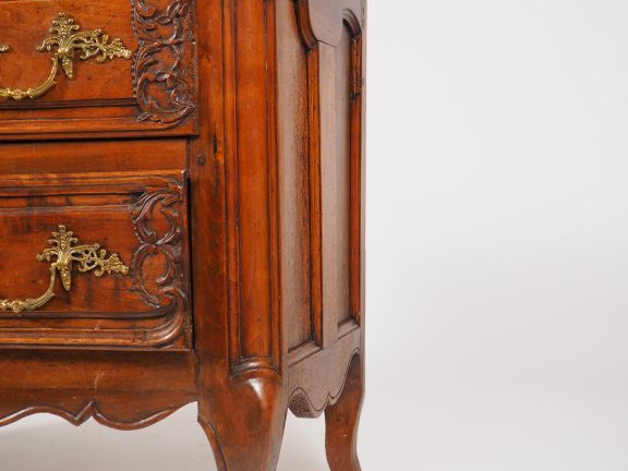 Commode Régence en noyer mouluré et sculpté, ouvrant à deux tiroirs, c