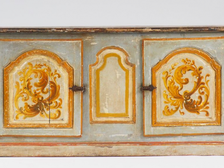 Buffet bas de style Louis XIV en bois laqué gris et doré, ouvrant à de