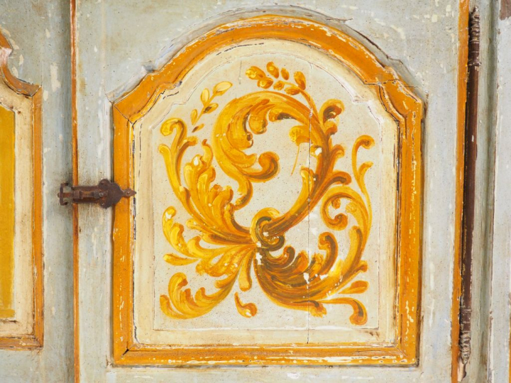 Buffet bas de style Louis XIV en bois laqué gris et doré, ouvrant à de