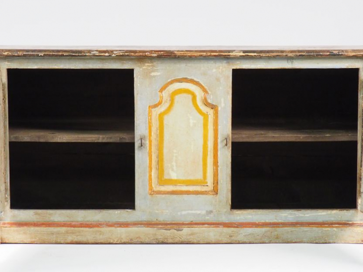 Buffet bas de style Louis XIV en bois laqué gris et doré, ouvrant à de
