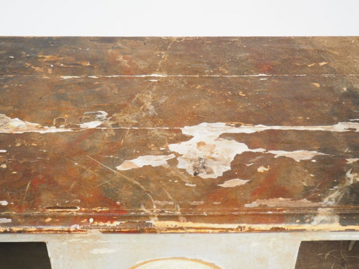 Buffet bas de style Louis XIV en bois laqué gris et doré, ouvrant à de