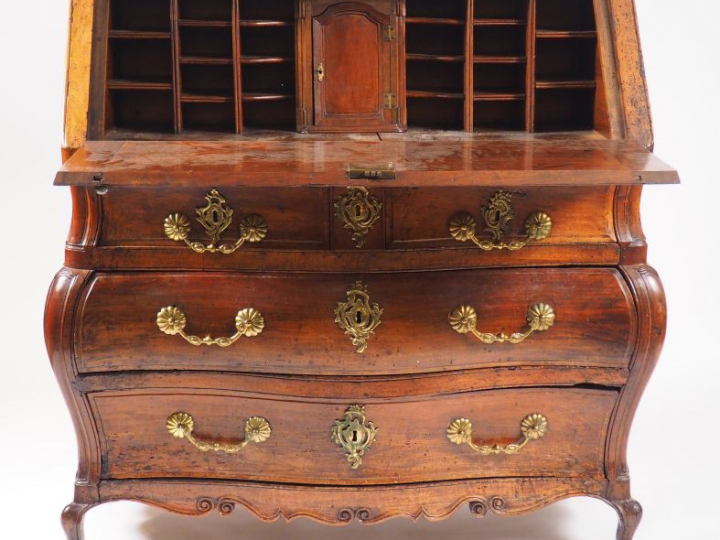 Commode scriban Louis XV en noyer mouluré, ouvrant à un abattant et qu