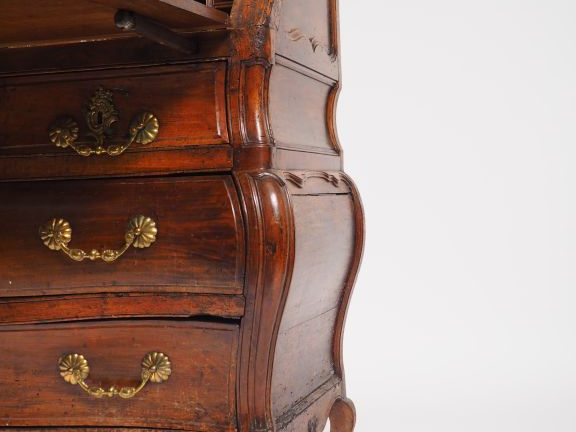 Commode scriban Louis XV en noyer mouluré, ouvrant à un abattant et qu