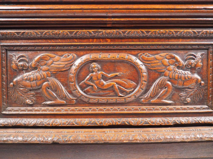 Coffre rustique en chêne mouluré et sculpté à décor d'une scène mythol