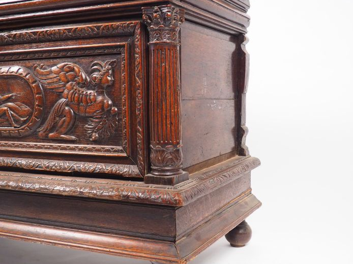 Coffre rustique en chêne mouluré et sculpté à décor d'une scène mythol