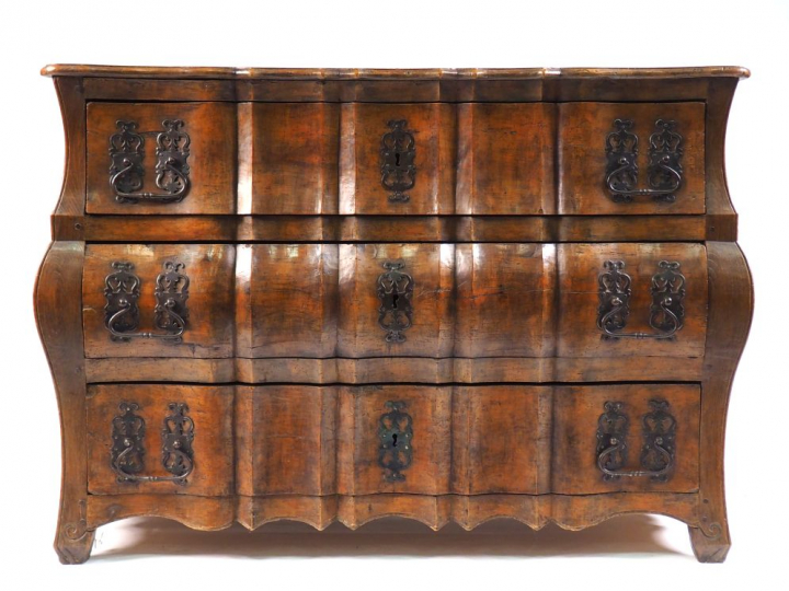 Commode Louis XIV en noyer, belle façade à arbalète, ouvrant à trois t