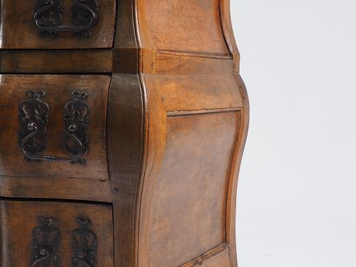 Commode Louis XIV en noyer, belle façade à arbalète, ouvrant à trois t