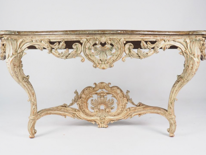 Grande console de style Louis XV en bois sculpté et laqué gris, décor 
