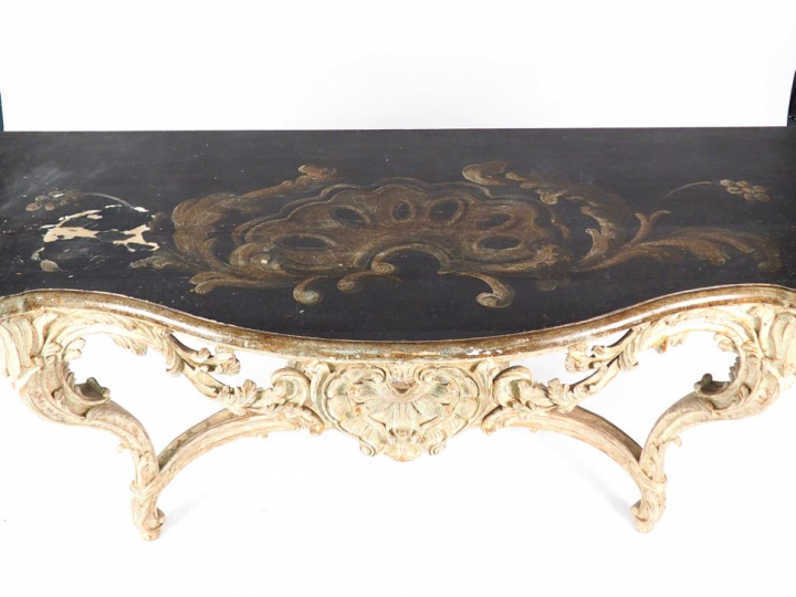 Grande console de style Louis XV en bois sculpté et laqué gris, décor 