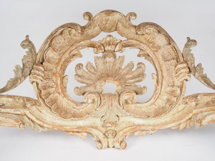 Grande console de style Louis XV en bois sculpté et laqué gris, décor 