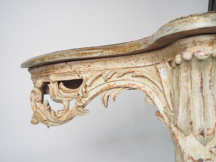 Grande console de style Louis XV en bois sculpté et laqué gris, décor 