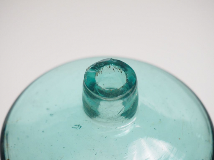 Grand biberon XVIIIème-XIXème en verre.  H. 32 cm