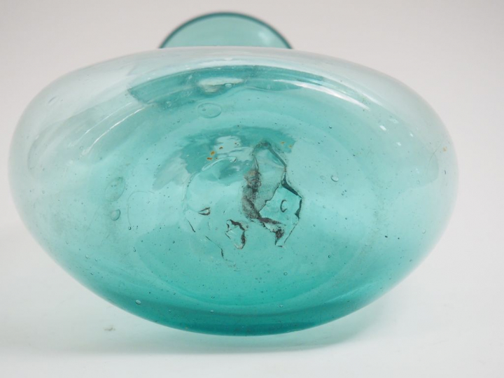 Grand biberon XVIIIème-XIXème en verre.  H. 32 cm