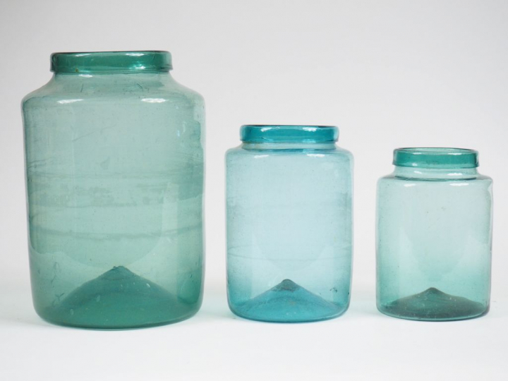3 différents bocaux à conserve en verre soufflé XVIIIème XIXème.  H. 3