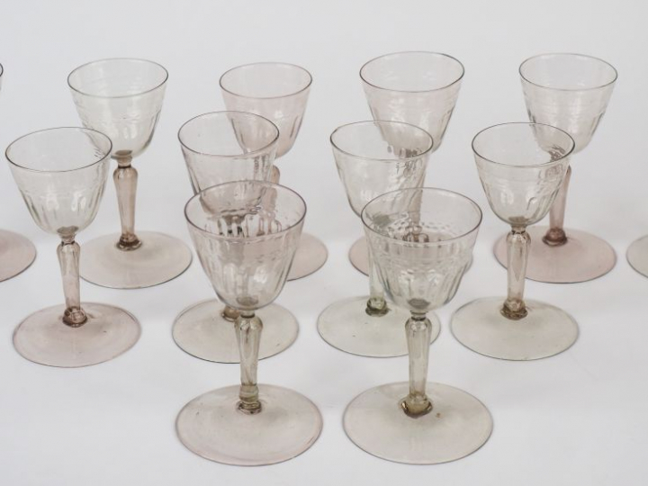 Suite de 12 verres XVIIIème en verre soufflé à décor de cannelures.